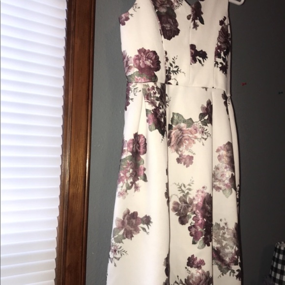 Poppies and roses, short and cute, white dresses with. Cool roses on them - Picture 1 of 3